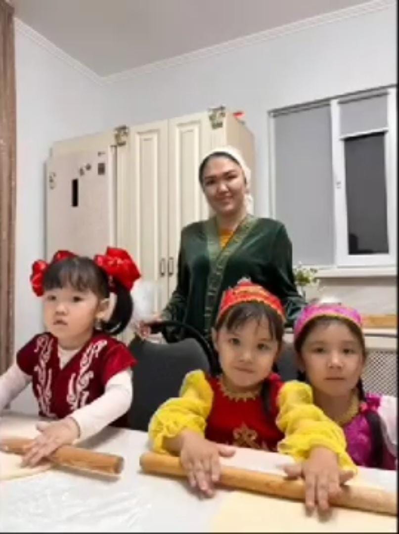 “Әжем, анам және мен” байқауына қатысушы ортаңғы “Болашақ” тобының тәрбиеленушісі Сапархан Үміт